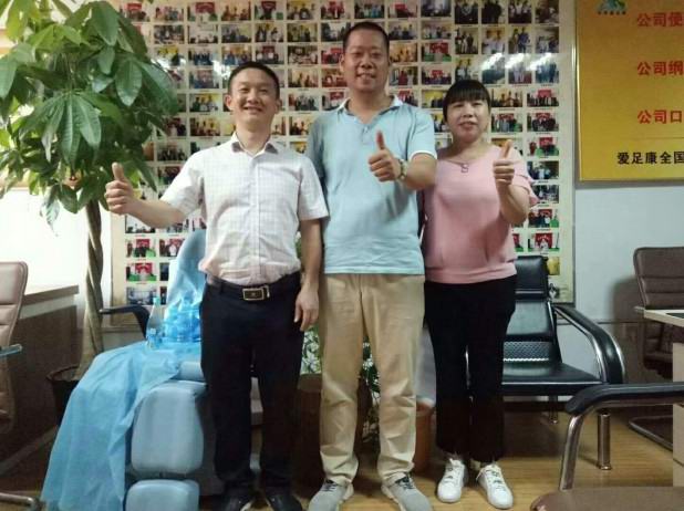 热烈恭喜来自贵州的陈照东夫妇加入爱足康大家庭