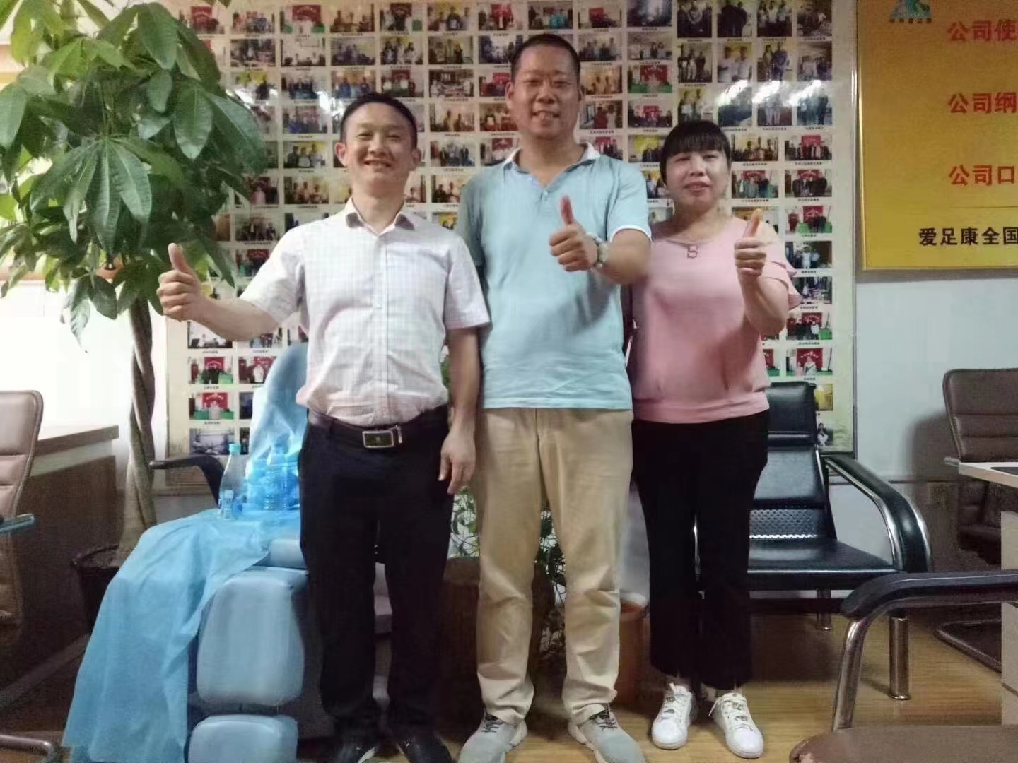 热烈恭喜来自贵州的陈照东夫妇加入爱足康大家庭 